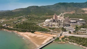 The Minister of Industry and Tourism visits Cemex Alcanar plant